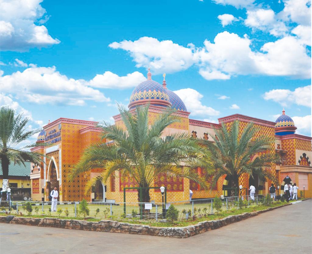 Masjid besar dan nyaman di SIT Al Madinah untuk kegiatan ibadah siswa